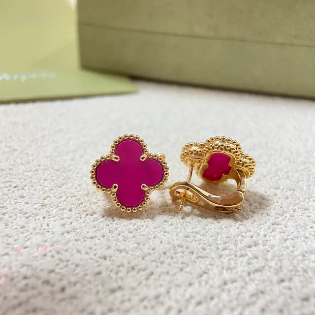 Van Cleef & Arpels Alhambra أقراط دبوس مينا فوشيا برسيم 3