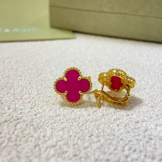 Van Cleef & Arpels Alhambra أقراط دبوس مينا فوشيا برسيم 4