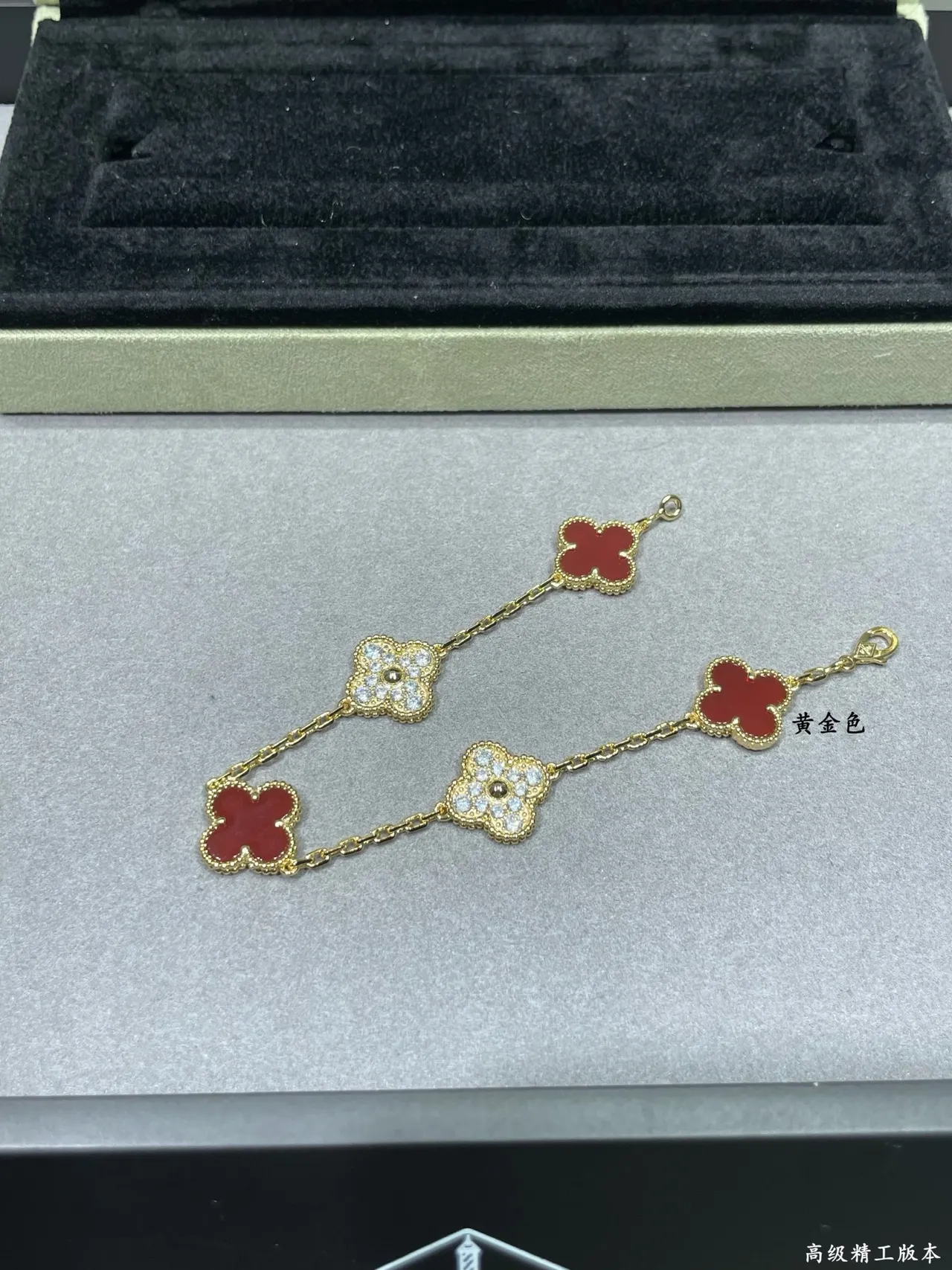 Van Cleef & Arpels Alhambra Oro Rojo Motivo de Trébol de Cuatro Hojas Esmalte y Piedras Pavé Brazalete 3