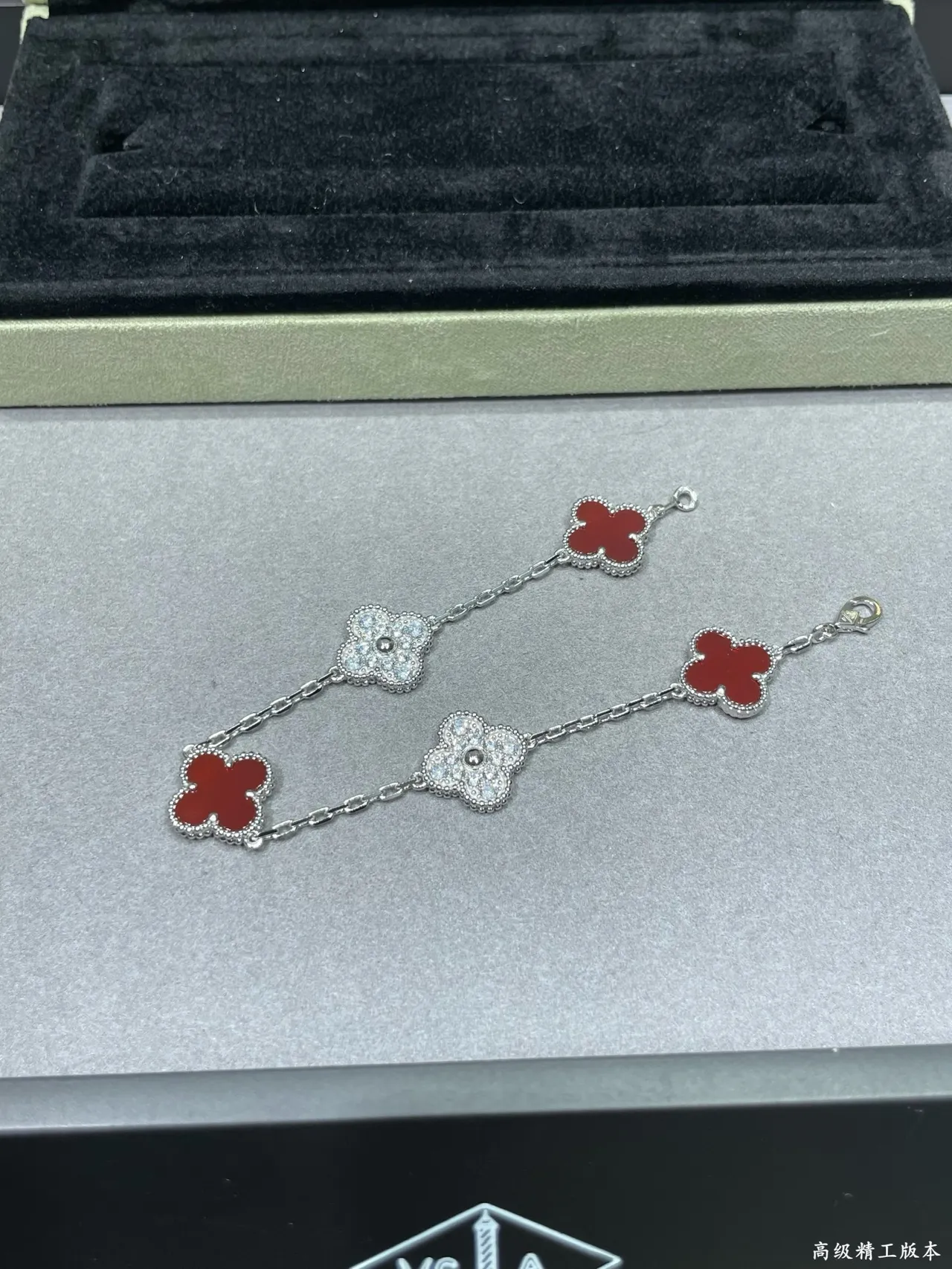 Van Cleef & Arpels Alhambra Oro Rojo Motivo de Trébol de Cuatro Hojas Esmalte y Piedras Pavé Brazalete 4