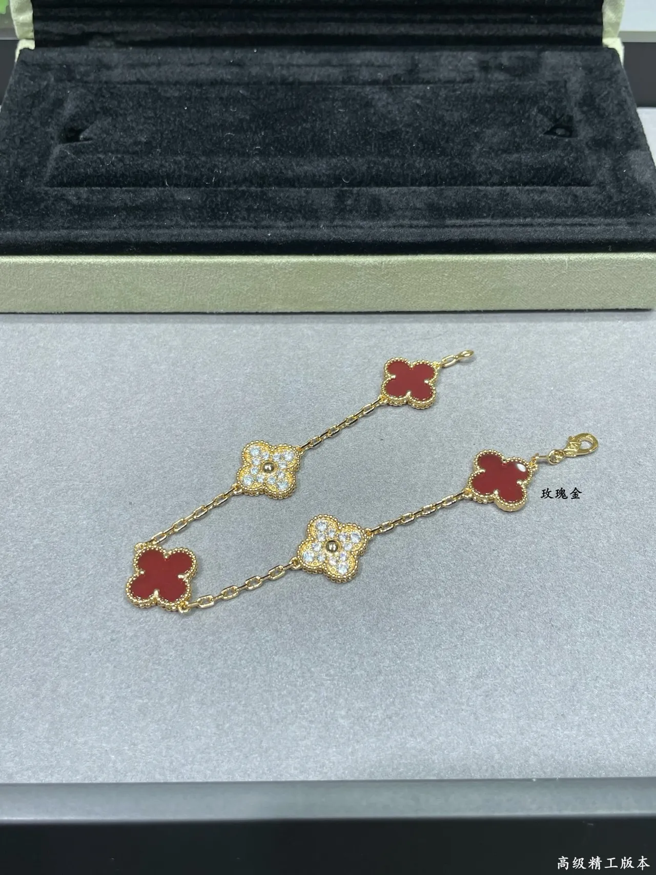 Van Cleef & Arpels Alhambra Oro Rojo Motivo de Trébol de Cuatro Hojas Esmalte y Piedras Pavé Brazalete 5