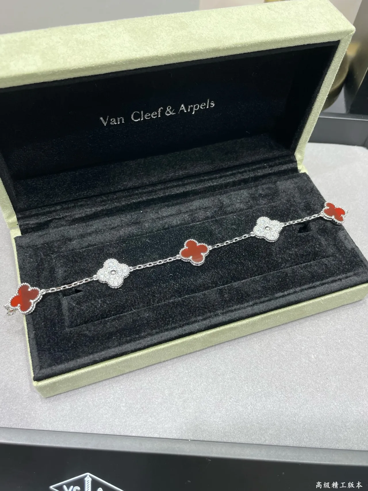 Van Cleef & Arpels Alhambra Oro Rojo Motivo de Trébol de Cuatro Hojas Esmalte y Piedras Pavé Brazalete 6