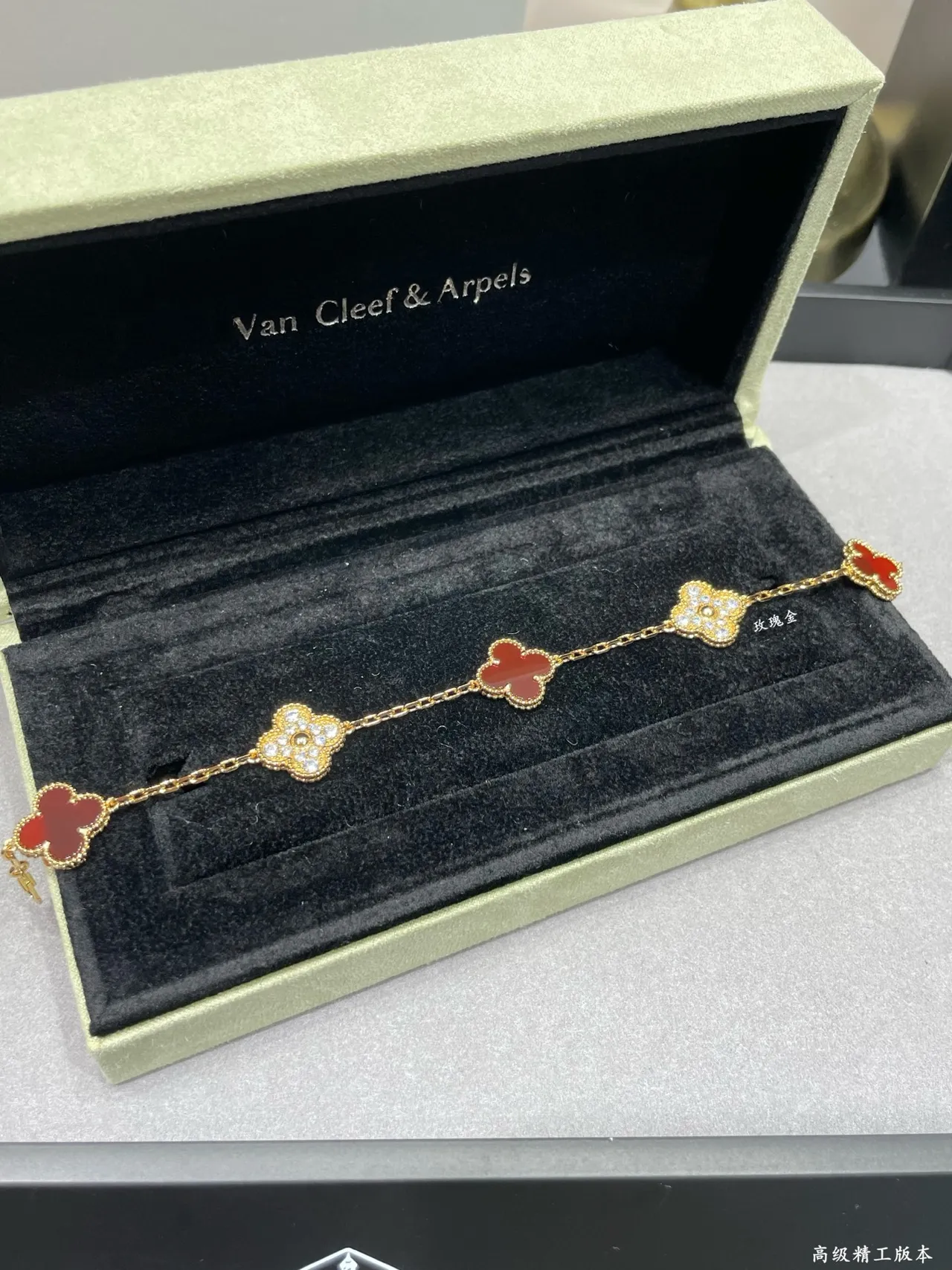 Van Cleef & Arpels Alhambra Oro Rojo Motivo de Trébol de Cuatro Hojas Esmalte y Piedras Pavé Brazalete 7