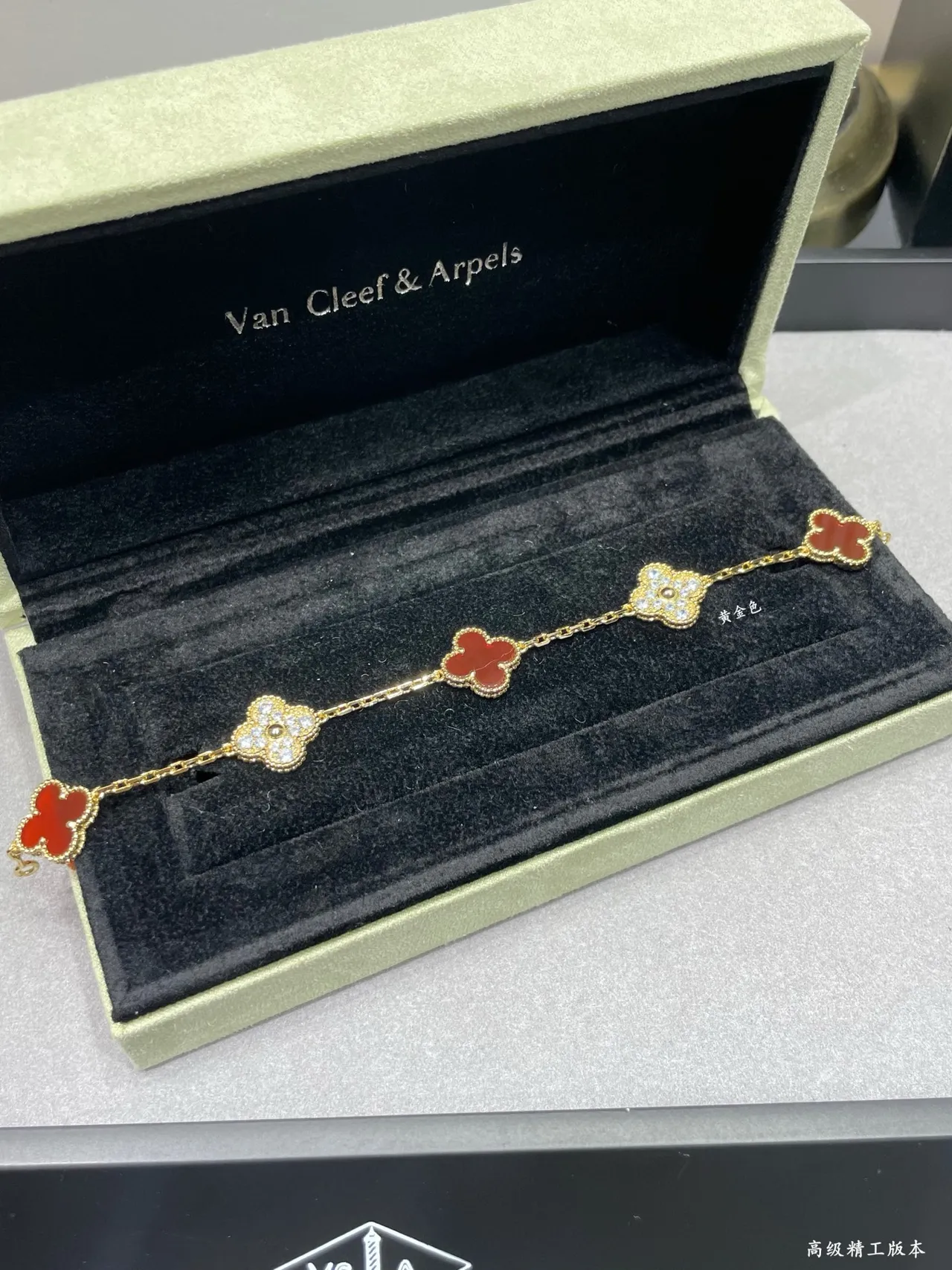 Van Cleef & Arpels Alhambra Oro Rojo Motivo de Trébol de Cuatro Hojas Esmalte y Piedras Pavé Brazalete 8