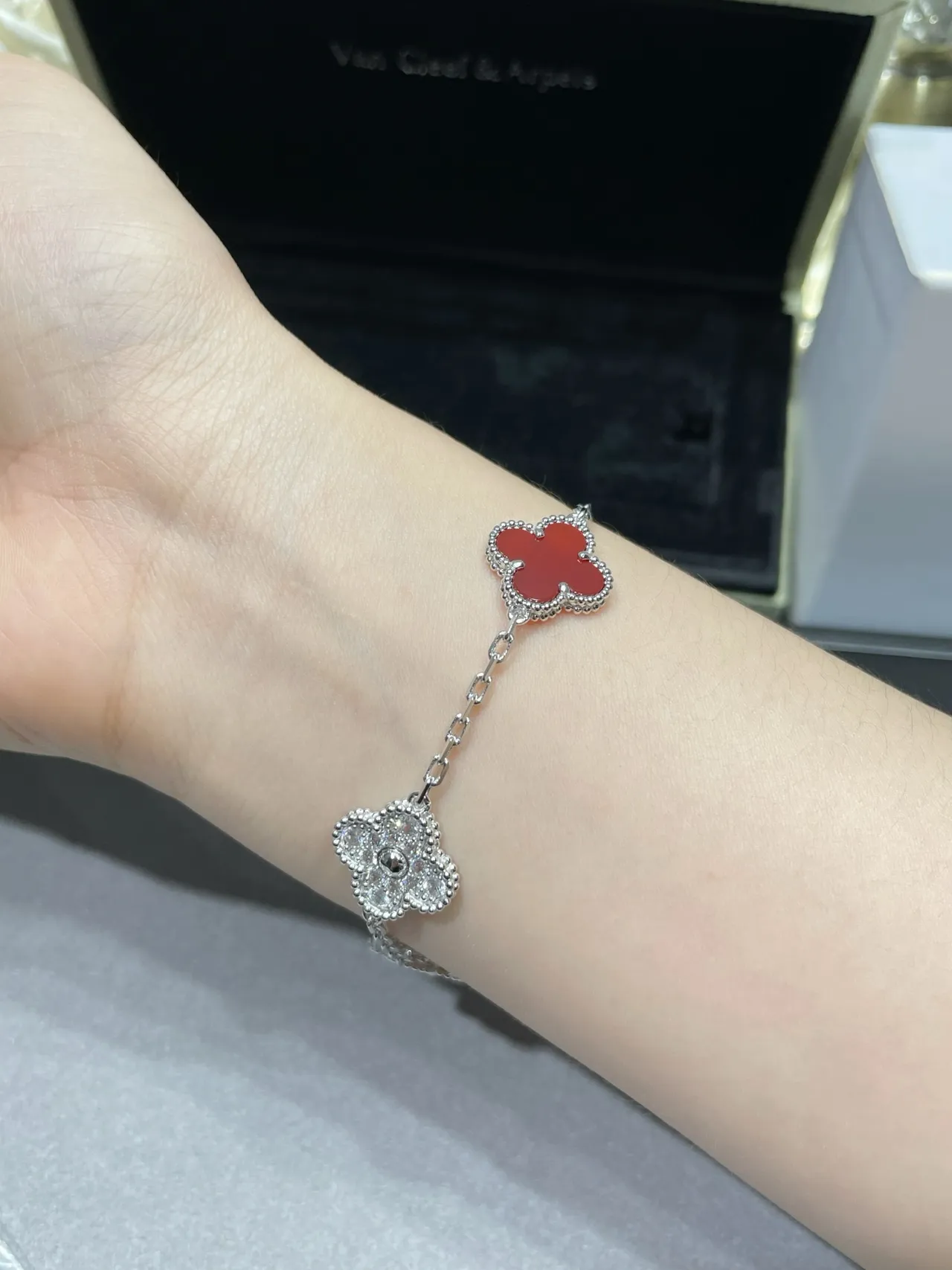 Van Cleef & Arpels Alhambra Oro Rojo Motivo de Trébol de Cuatro Hojas Esmalte y Piedras Pavé Brazalete 9