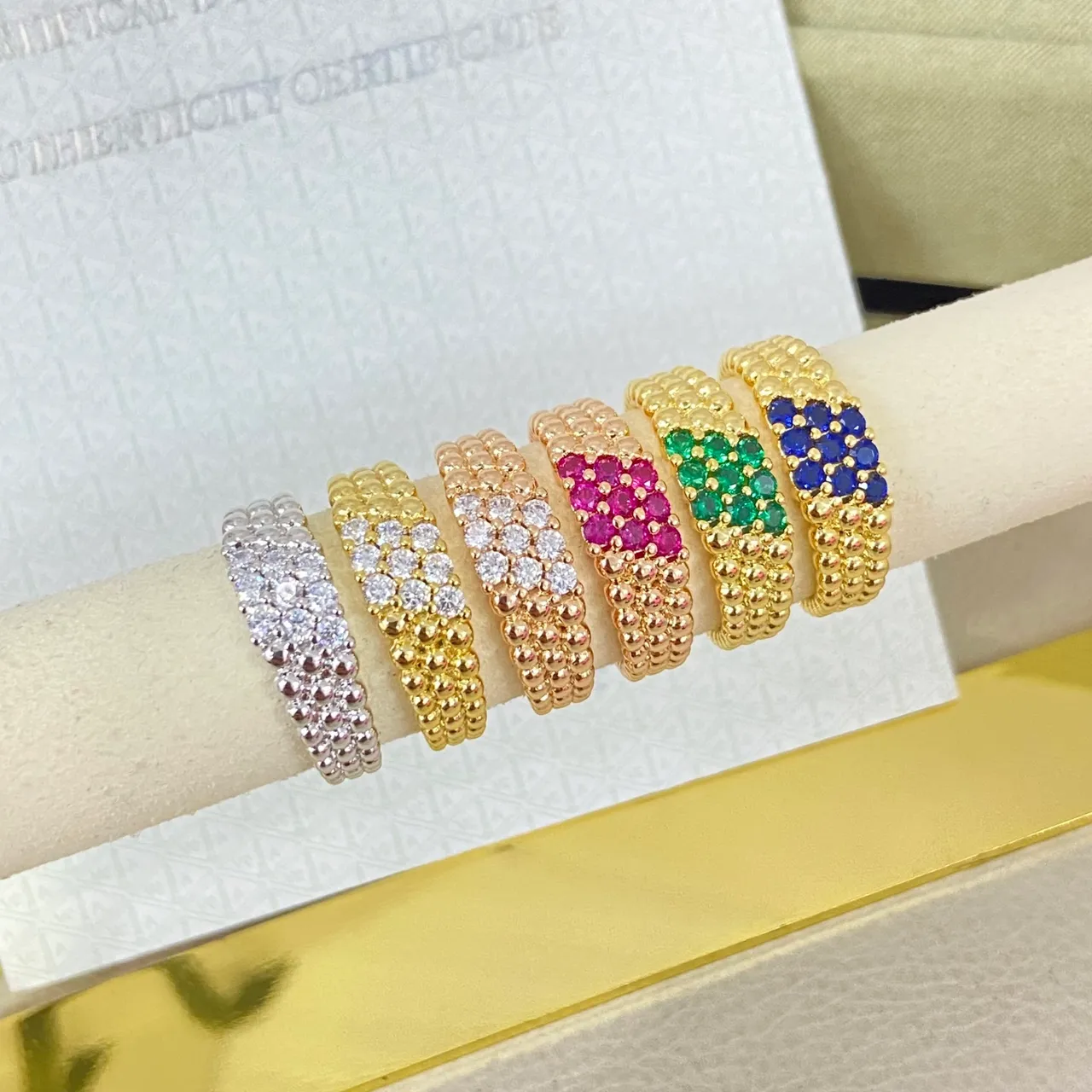 Van Cleef & Arpels 珠粒颗粒镶嵌宝石堆叠戒指 2