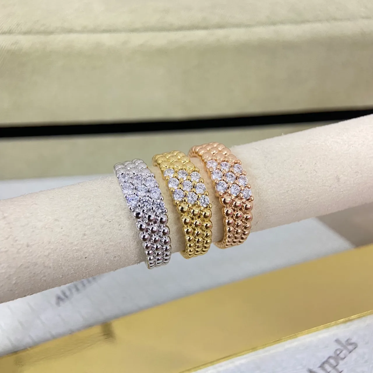 Van Cleef & Arpels 珠粒颗粒镶嵌宝石堆叠戒指 3