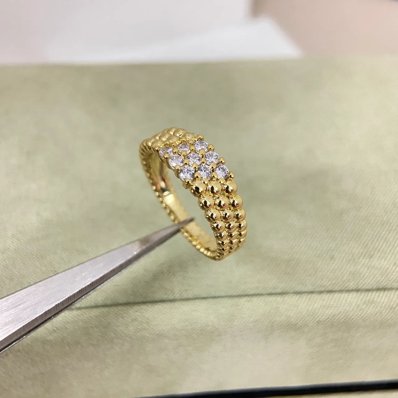 Van Cleef & Arpels 珠粒颗粒镶嵌宝石堆叠戒指 4
