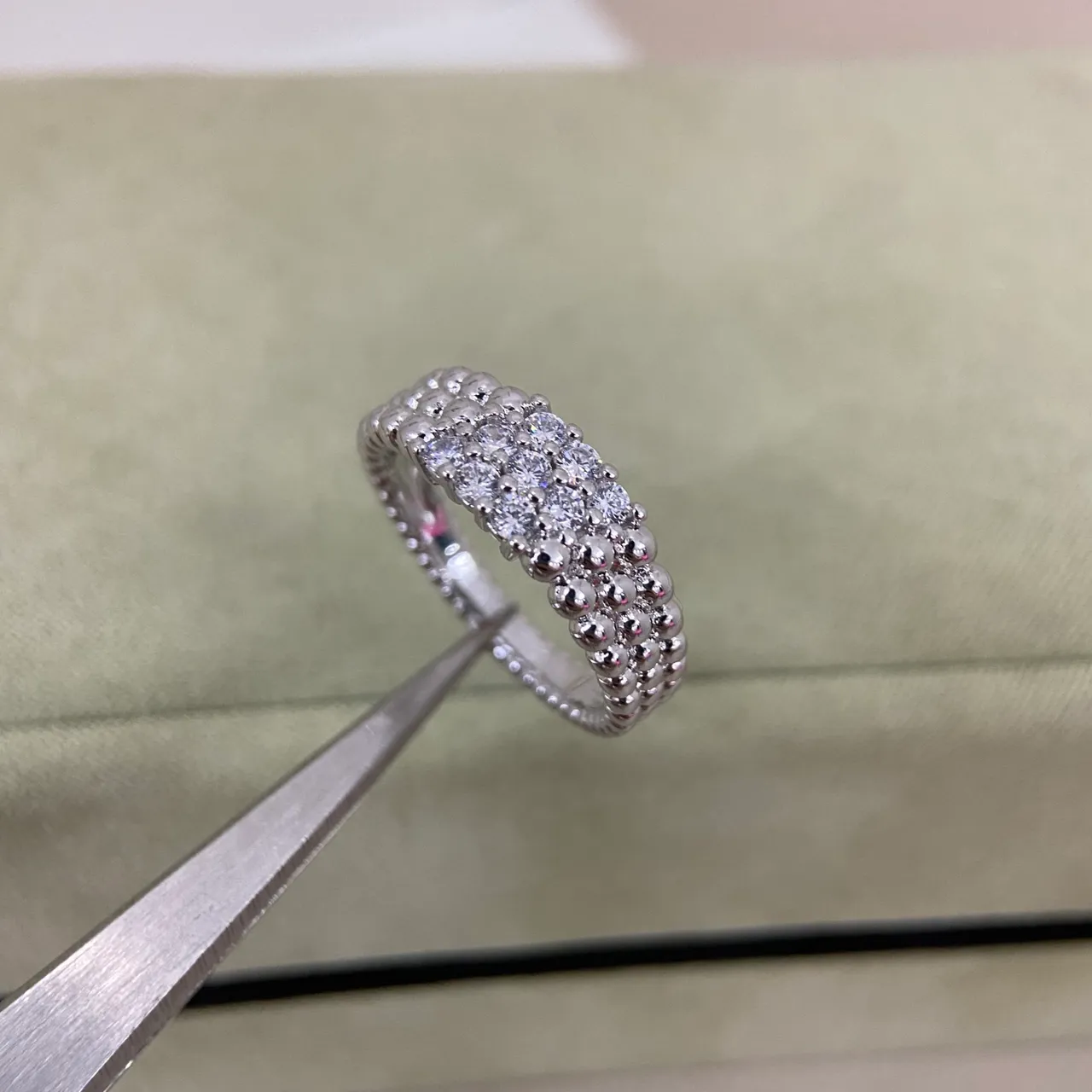 Van Cleef & Arpels 珠粒颗粒镶嵌宝石堆叠戒指 5