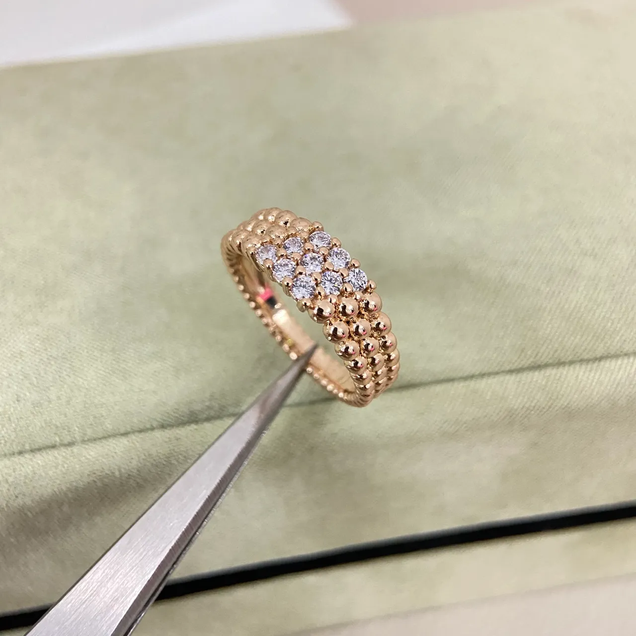 Van Cleef & Arpels 珠粒颗粒镶嵌宝石堆叠戒指 6