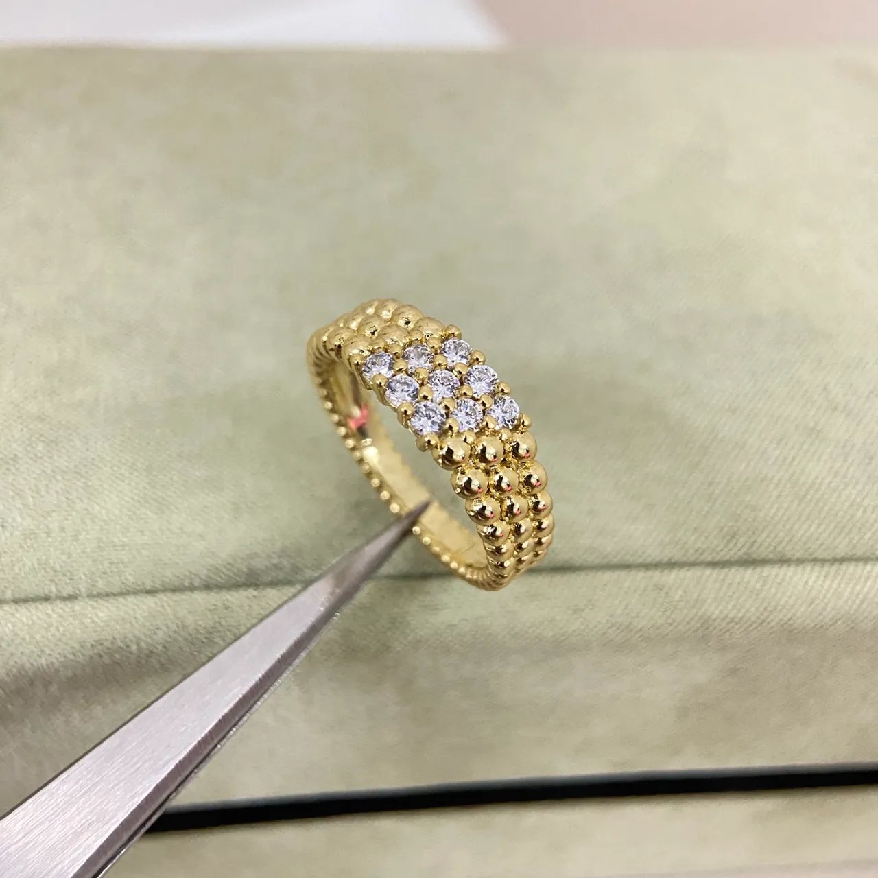 Van Cleef & Arpels 珠粒颗粒镶嵌宝石堆叠戒指 7