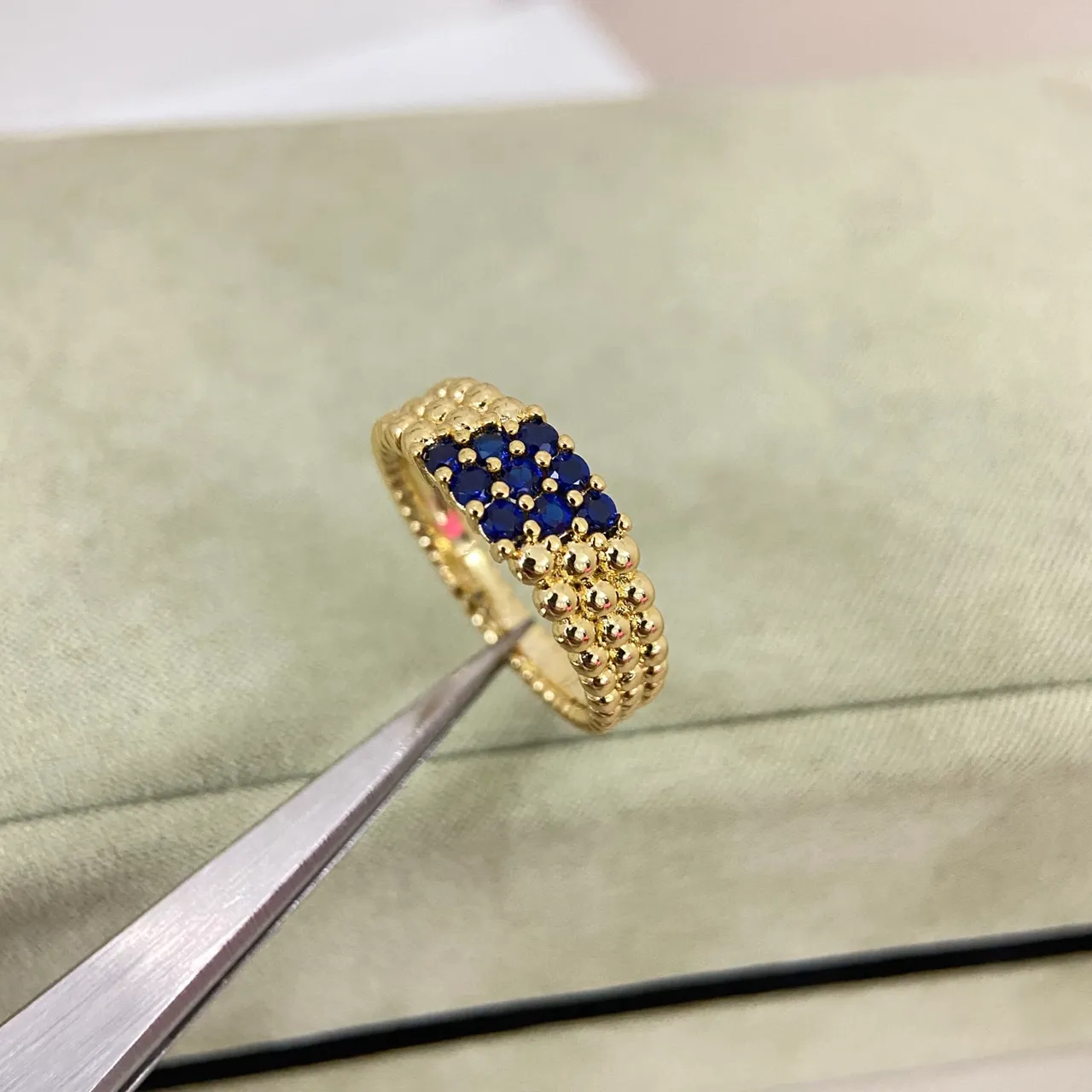 Van Cleef & Arpels 珠粒颗粒镶嵌宝石堆叠戒指 8