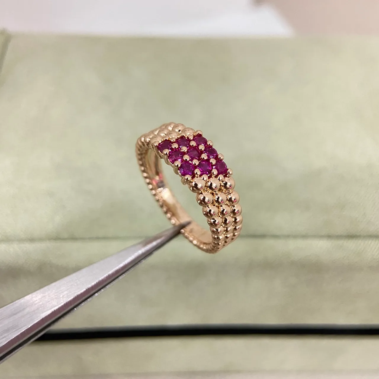 Van Cleef & Arpels 珠粒颗粒镶嵌宝石堆叠戒指 9