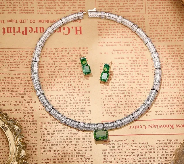 Van Cleef & Arpels Collar de Diamantes y Gema Verde 2