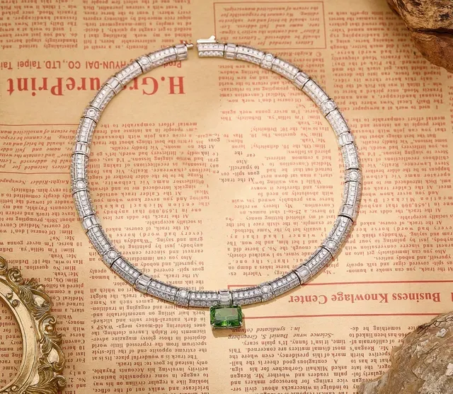 Van Cleef & Arpels Collar de Diamantes y Gema Verde 8
