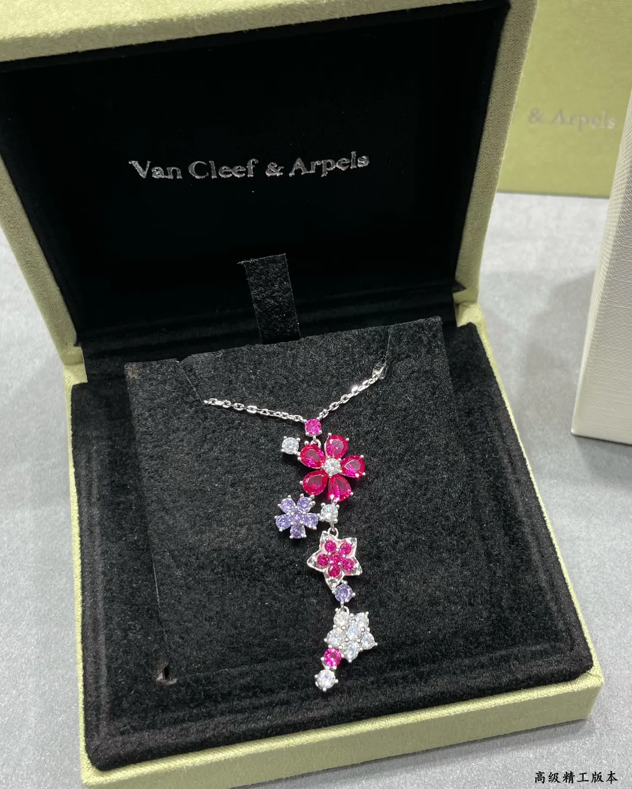 Van Cleef & Arpels 粉紫色花卉坠子 层叠设计 项链 9