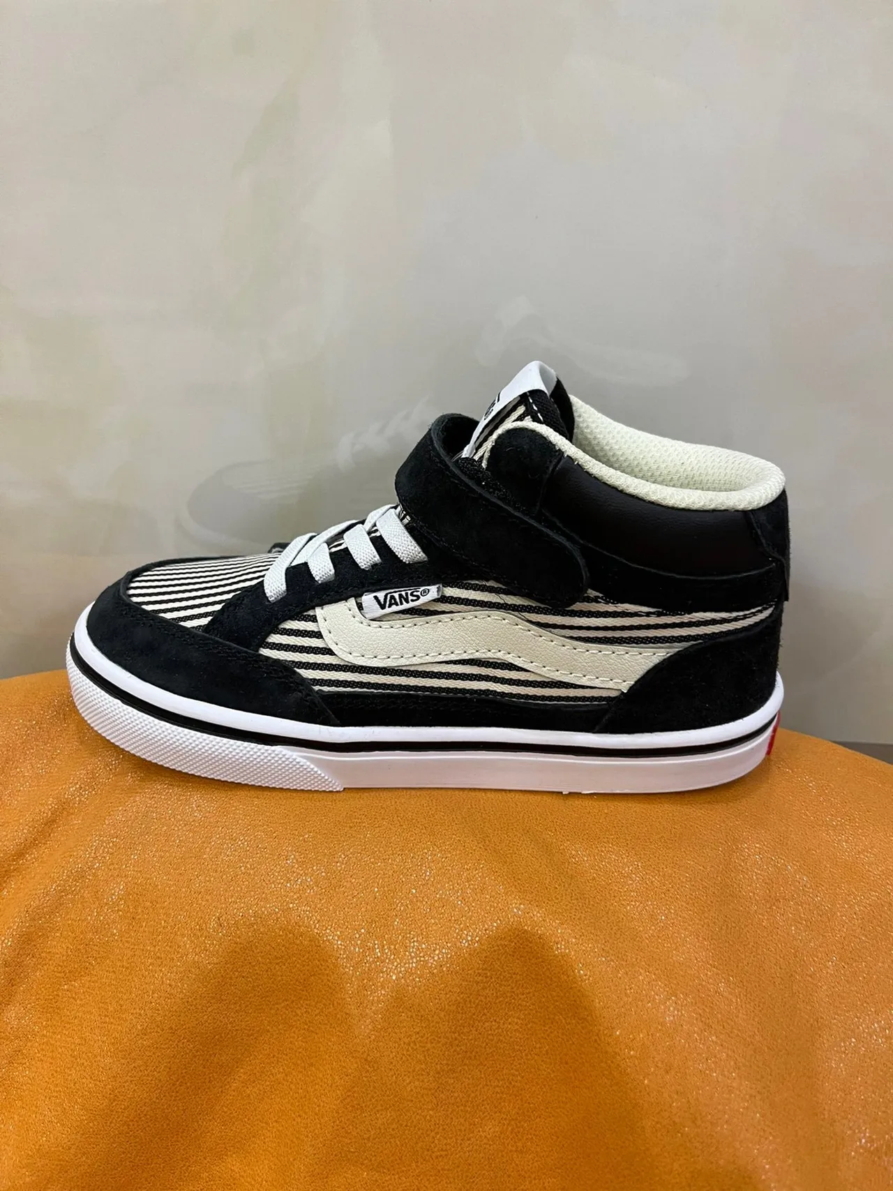Vans Sk8-Hi Kids कालो এবং সাদা স্কেটবোর্ড জুতা 3