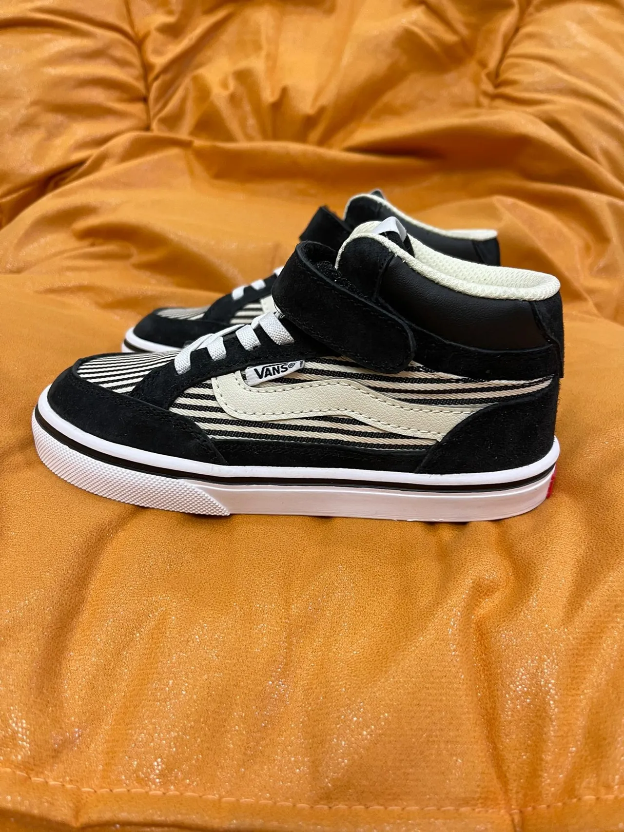Vans Sk8-Hi Kids कालो এবং সাদা স্কেটবোর্ড জুতা 9