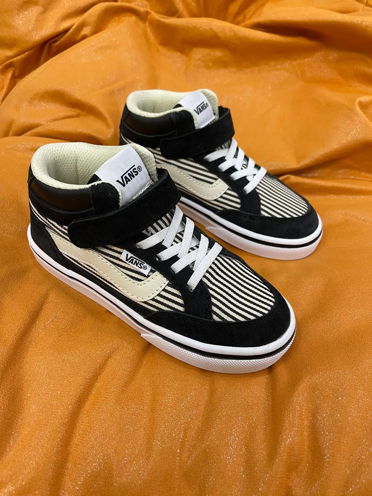 Vans Sk8-Hi Kids कालो এবং সাদা স্কেটবোর্ড জুতা 10