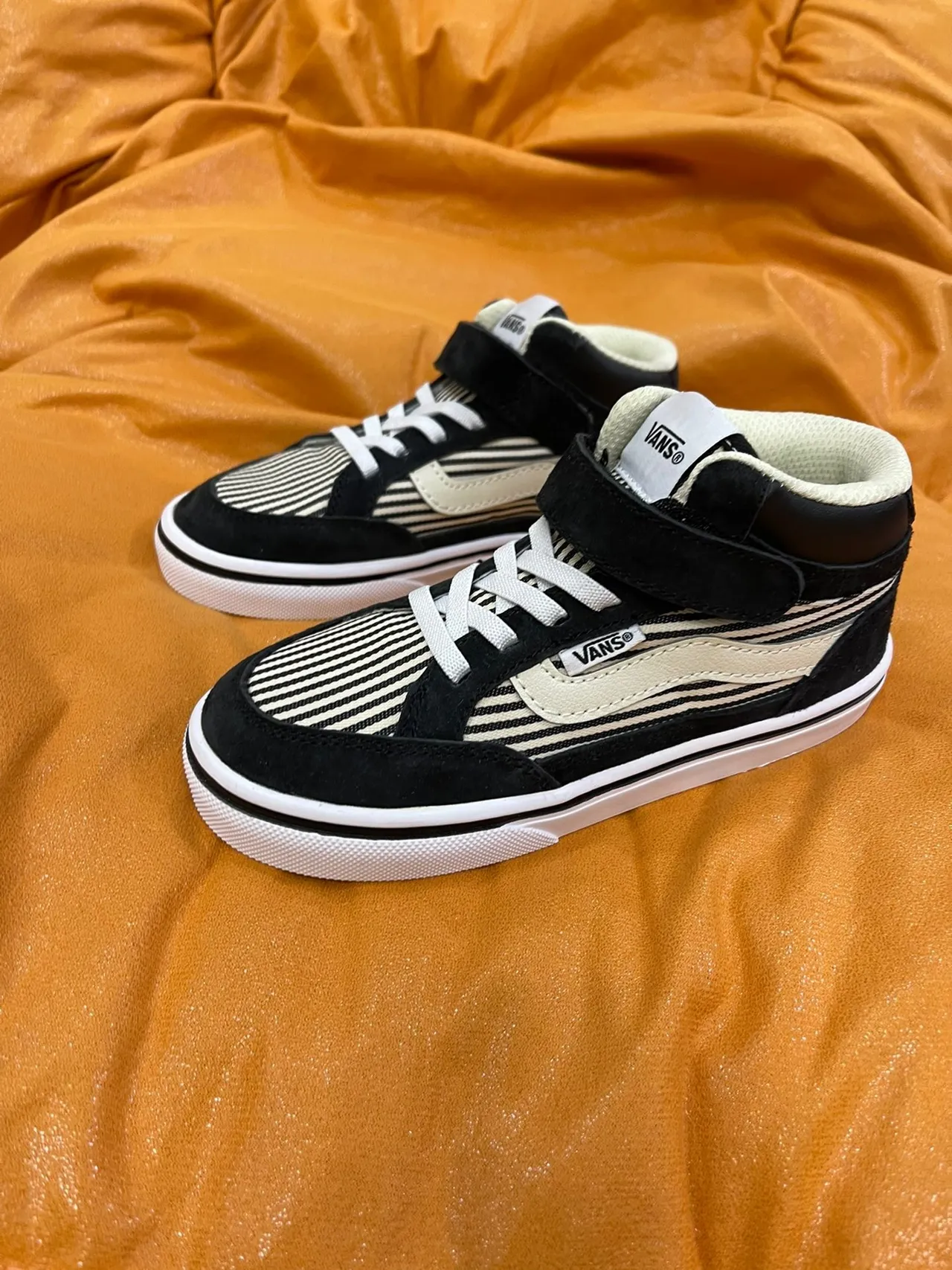 Vans Sk8-Hi Kids कालो এবং সাদা স্কেটবোর্ড জুতা 11