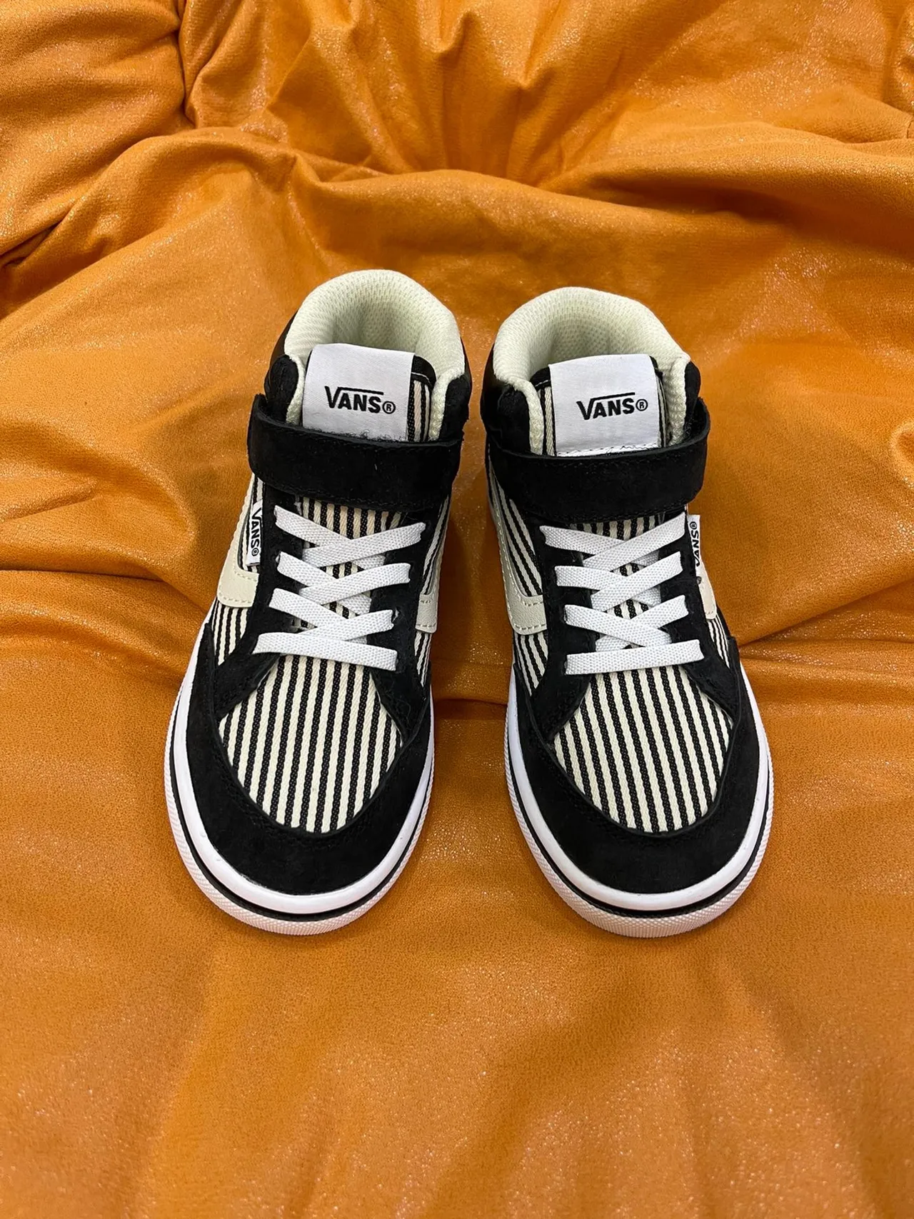 Vans Sk8-Hi Kids कालो এবং সাদা স্কেটবোর্ড জুতা 12