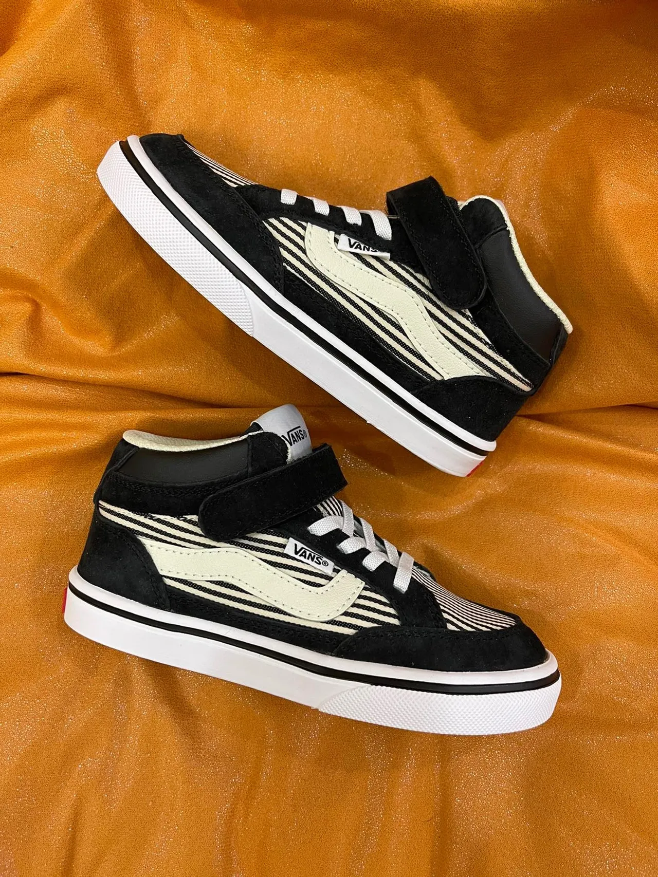 Vans Sk8-Hi Kids कालो এবং সাদা স্কেটবোর্ড জুতা 13