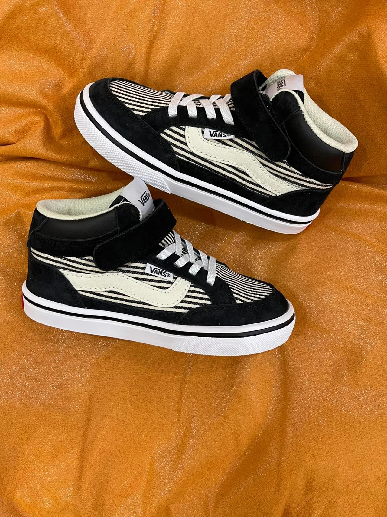 Vans Sk8-Hi Kids कालो এবং সাদা স্কেটবোর্ড জুতা 14