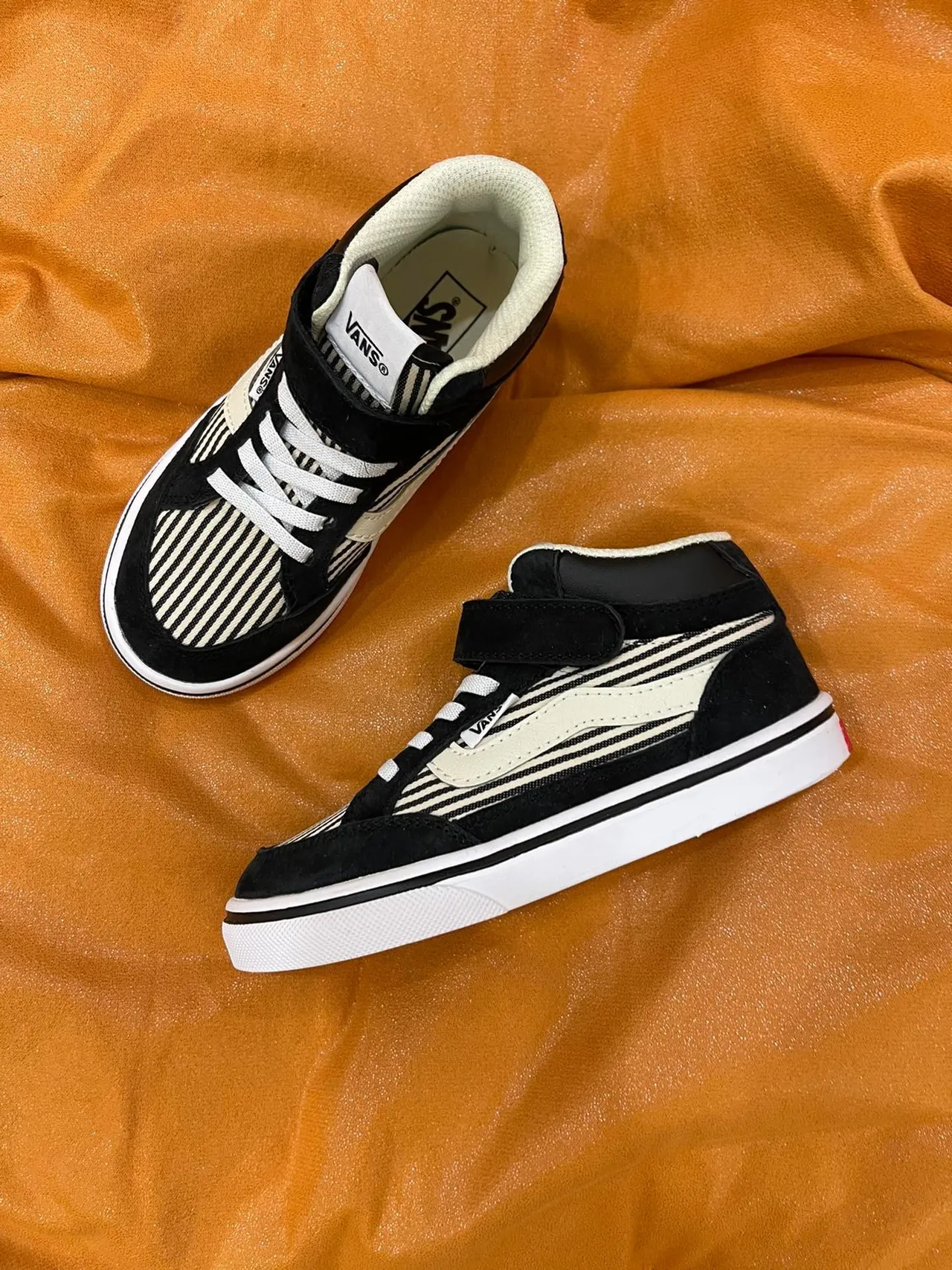 Vans Sk8-Hi Kids कालो এবং সাদা স্কেটবোর্ড জুতা 15