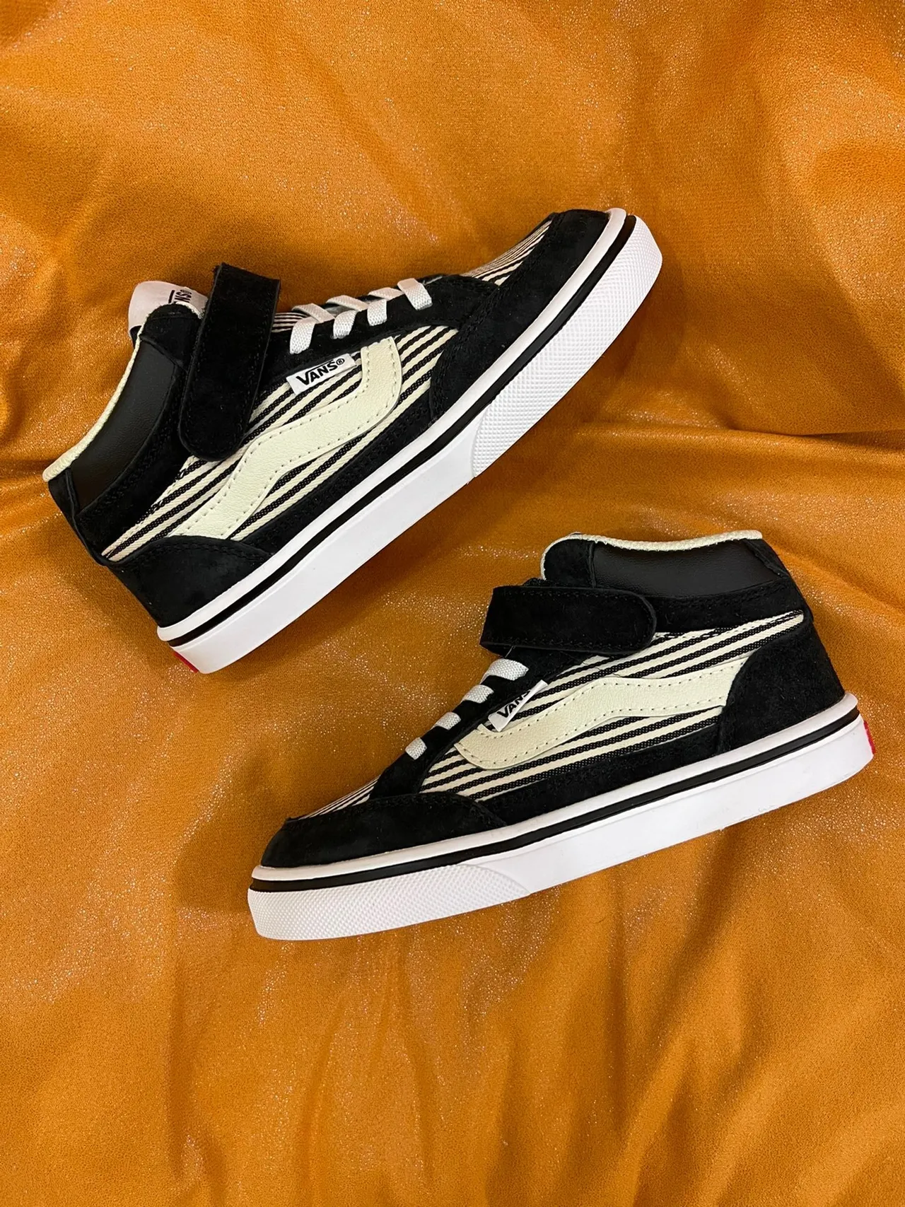Vans Sk8-Hi Kids कालो এবং সাদা স্কেটবোর্ড জুতা 16