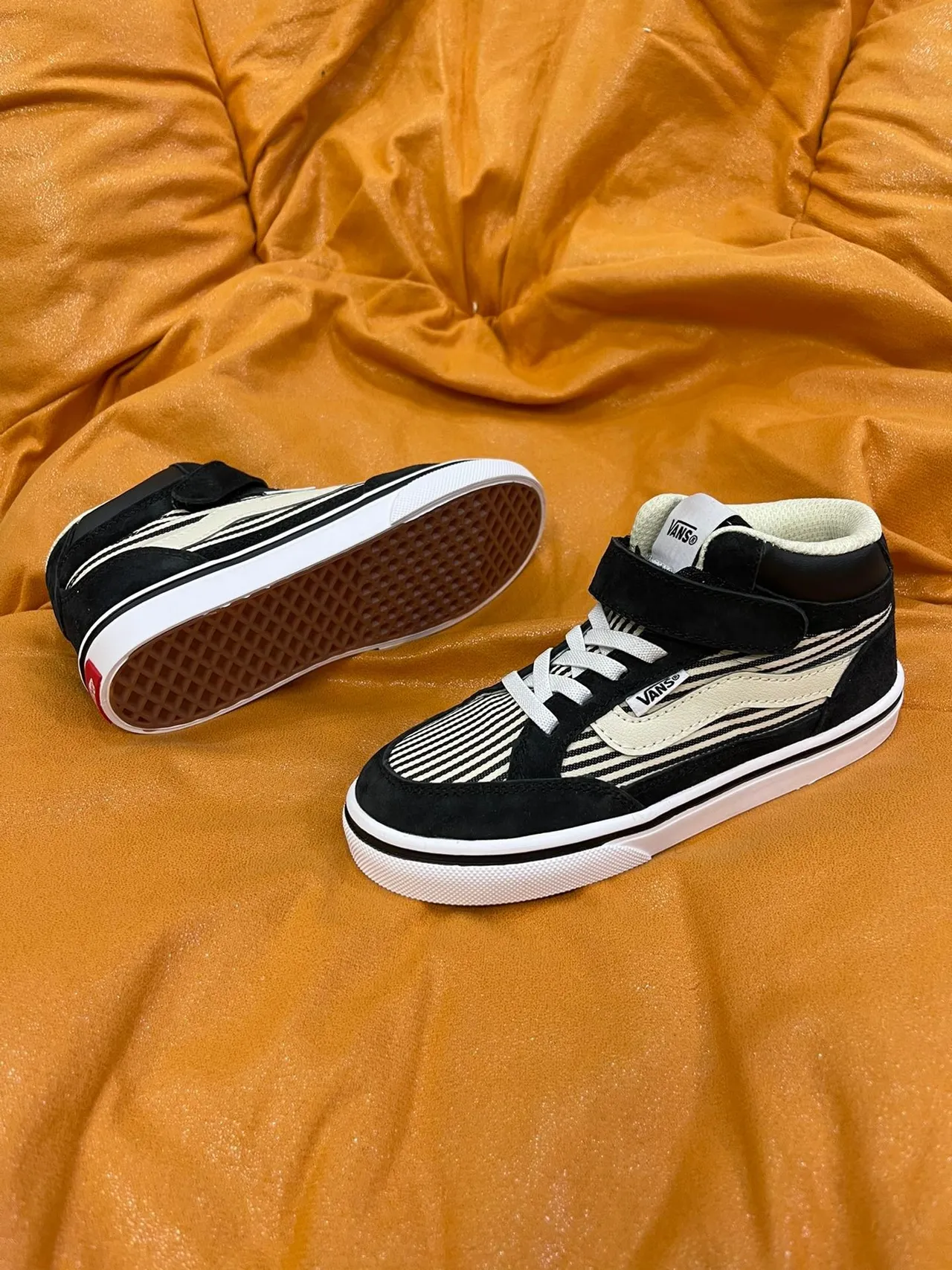 Vans Sk8-Hi Kids कालो এবং সাদা স্কেটবোর্ড জুতা 17