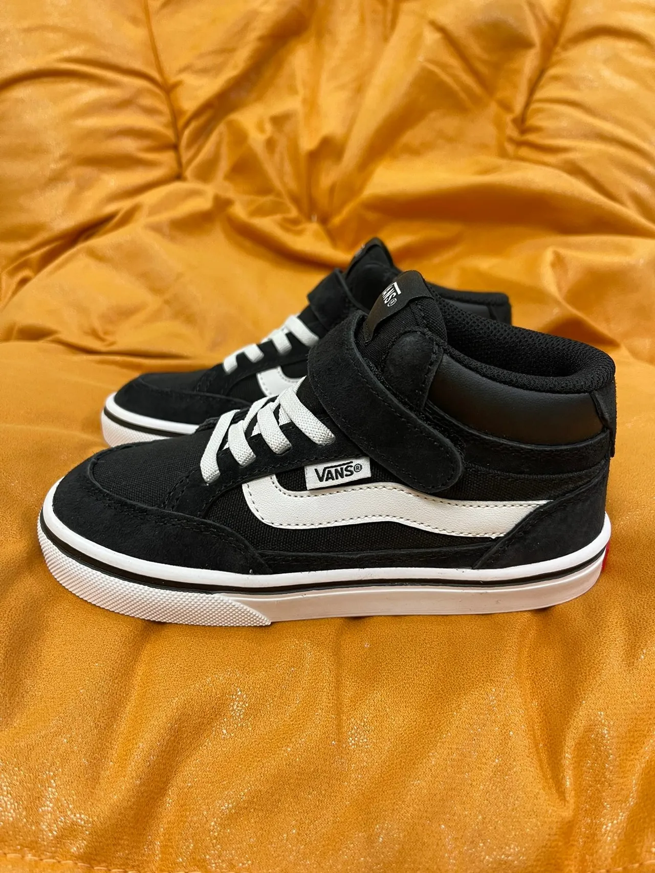Vans Sk8-Hi Kids कालो এবং সাদা স্কেটবোর্ড জুতা 18