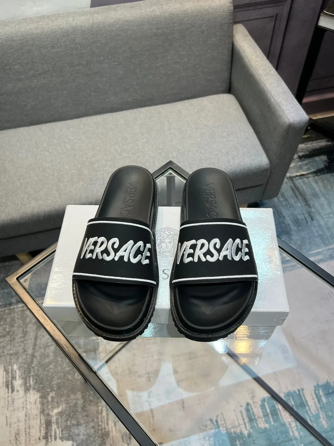 Versace Chaussons noir blanc semelle gomme moulée large avec bande 2