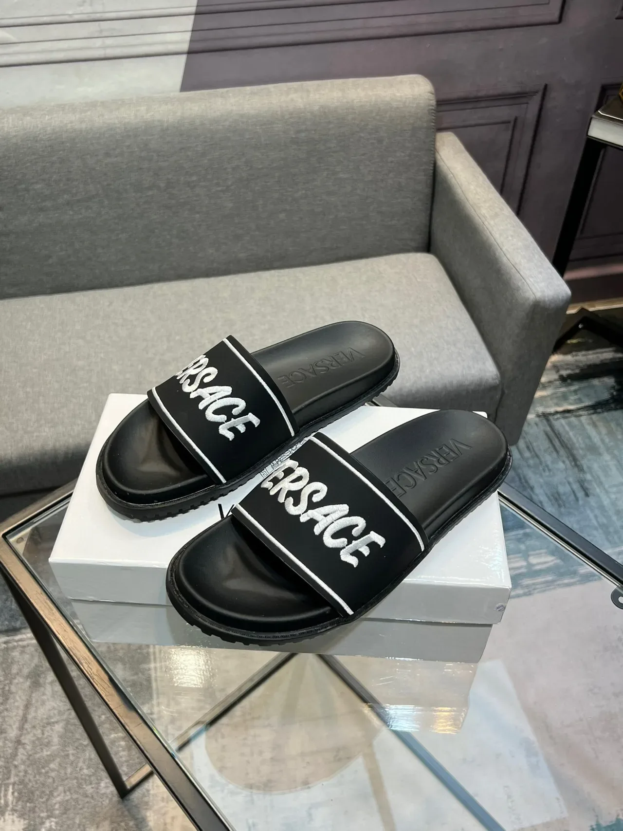 Versace Chaussons noir blanc semelle gomme moulée large avec bande 3