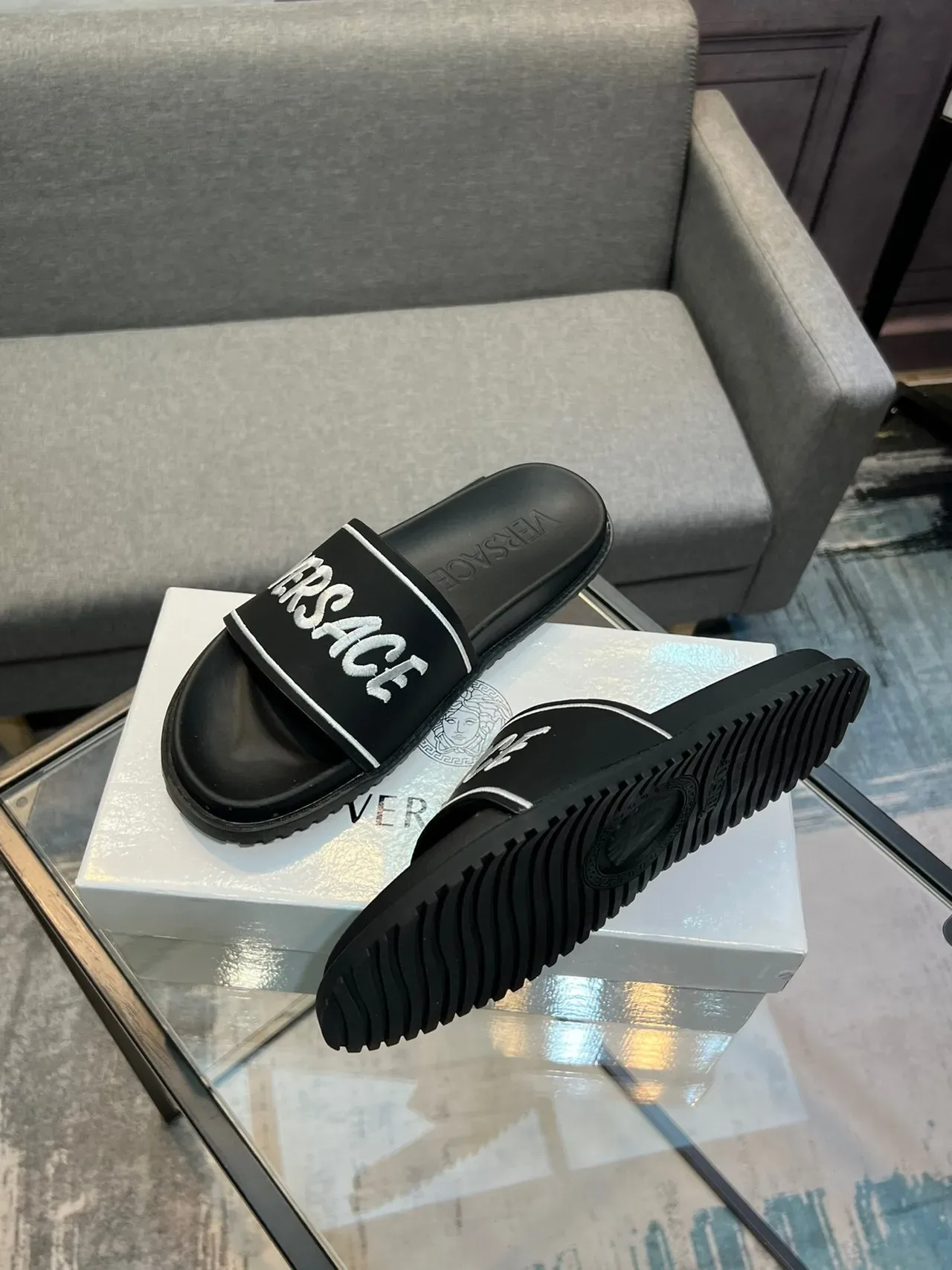 Versace Chaussons noir blanc semelle gomme moulée large avec bande 4