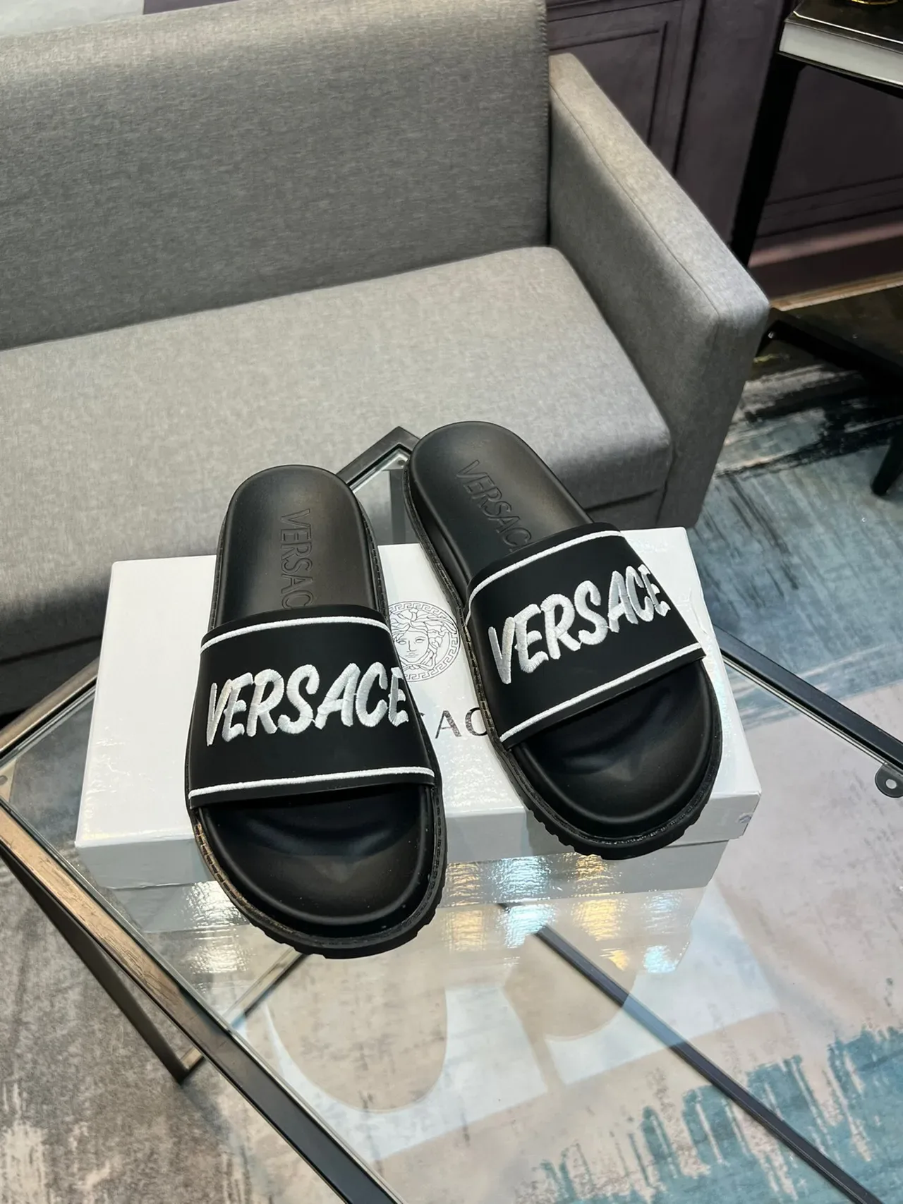 Versace Chaussons noir blanc semelle gomme moulée large avec bande 5