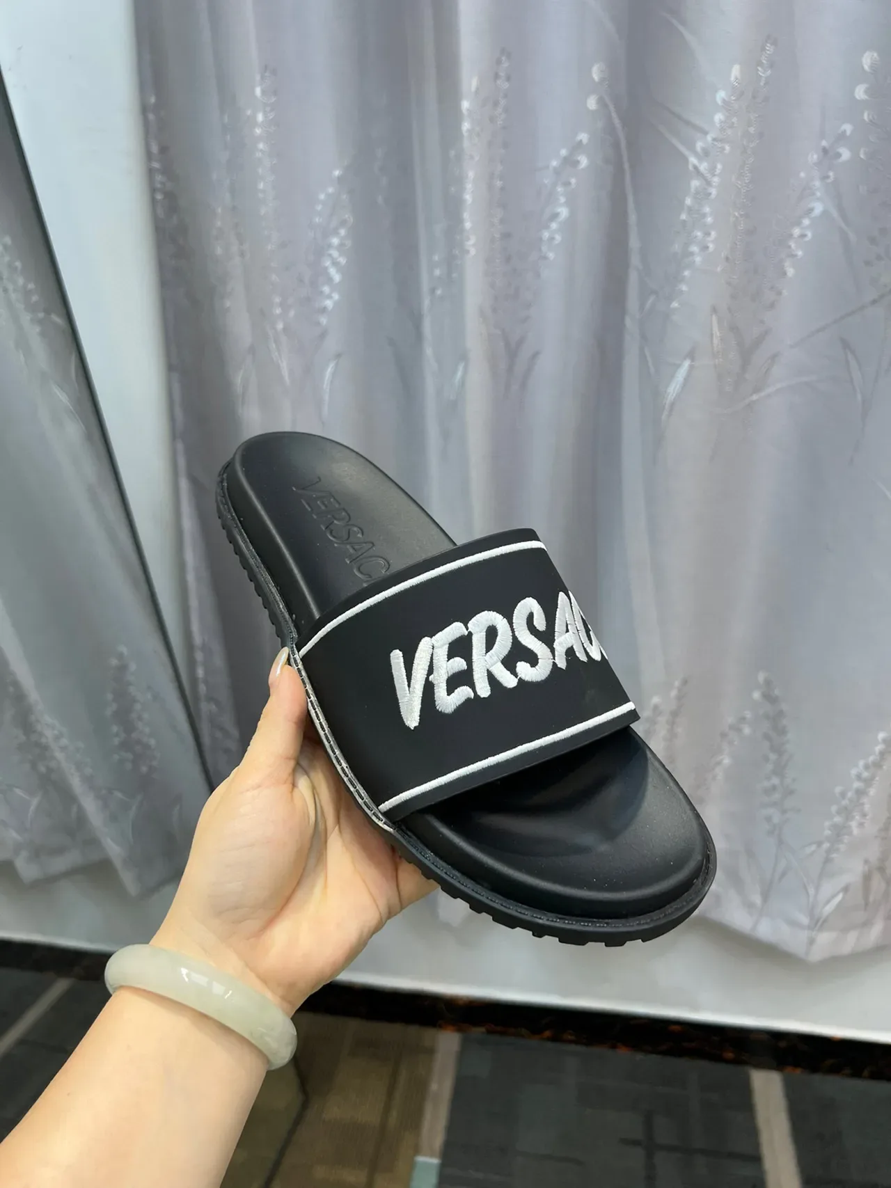Versace Chaussons noir blanc semelle gomme moulée large avec bande 6
