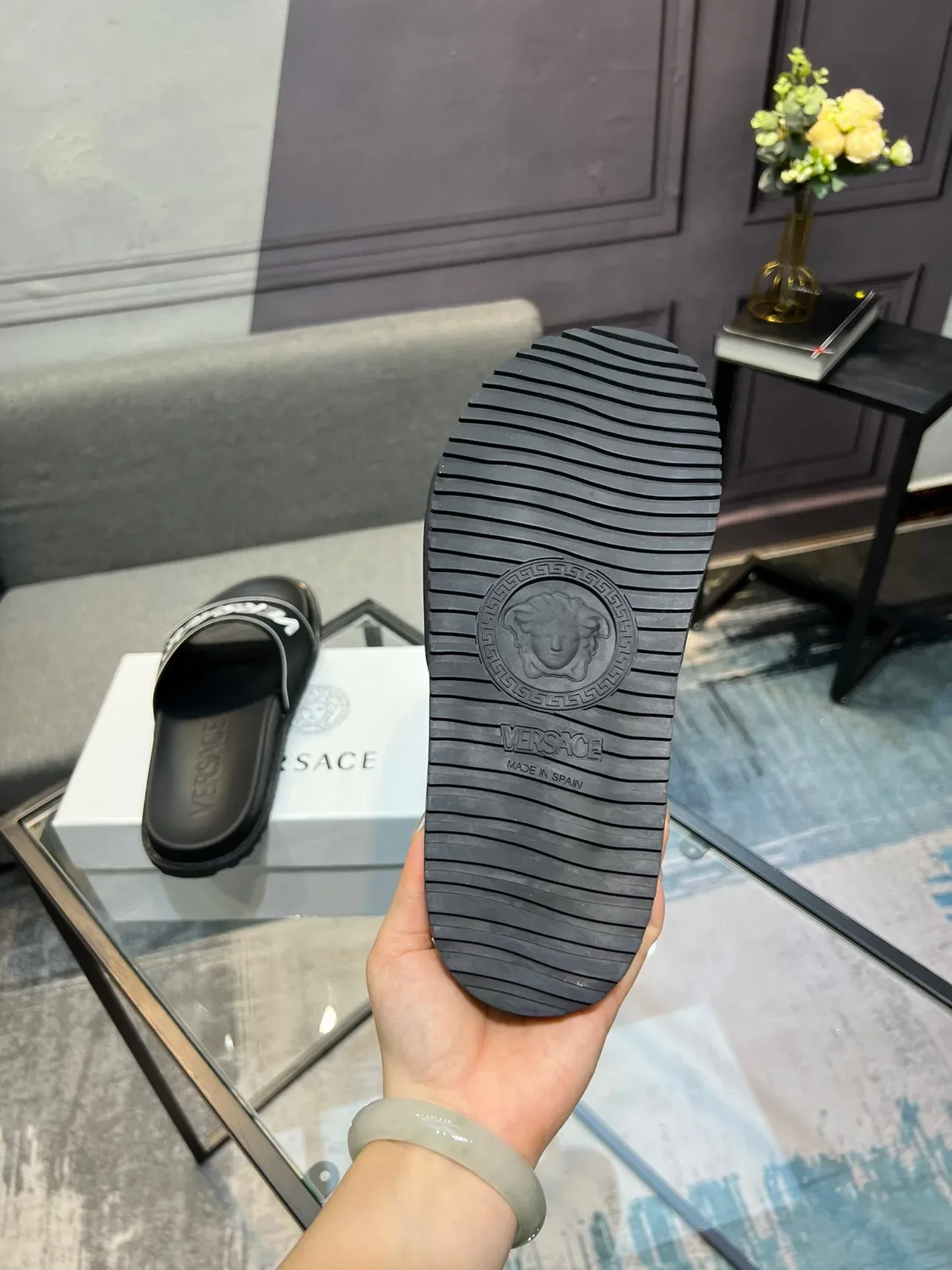 Versace Chaussons noir blanc semelle gomme moulée large avec bande 7