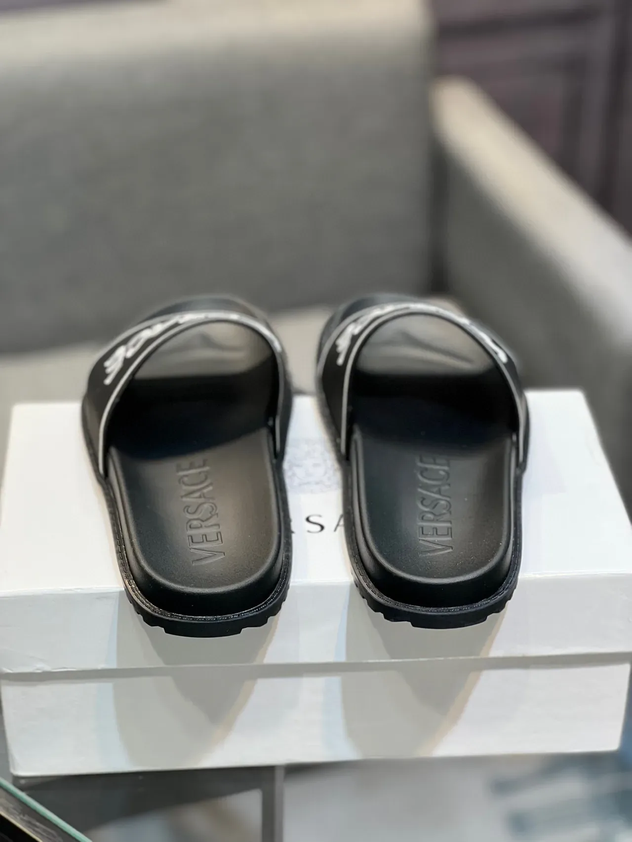Versace Chaussons noir blanc semelle gomme moulée large avec bande 8