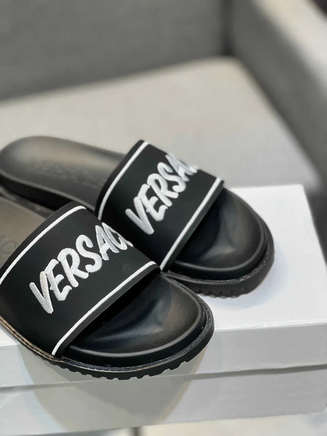 Versace Chaussons noir blanc semelle gomme moulée large avec bande 9