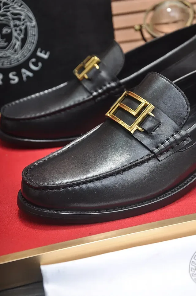 Versace Chain Reaction Mocassins de couro preto com fivela dourada 2