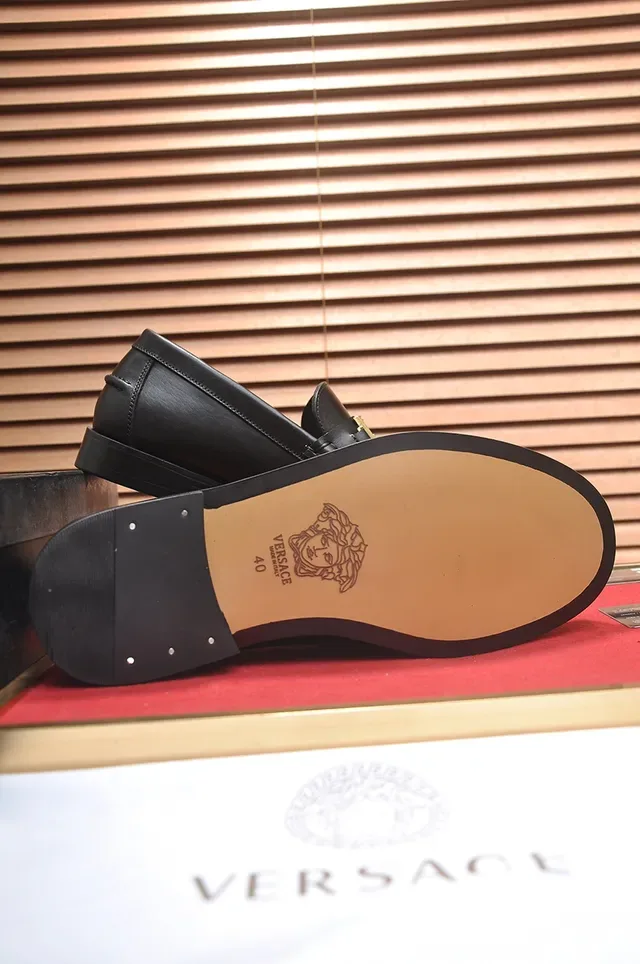 Versace Chain Reaction Mocassins de couro preto com fivela dourada 3