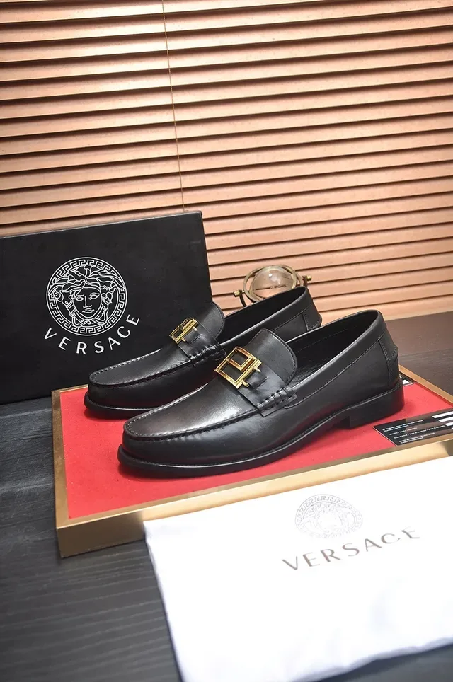 Versace Chain Reaction Mocassins de couro preto com fivela dourada 4