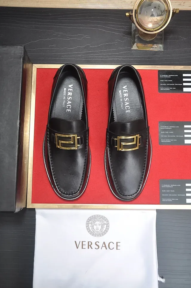 Versace Chain Reaction Mocassins de couro preto com fivela dourada 5