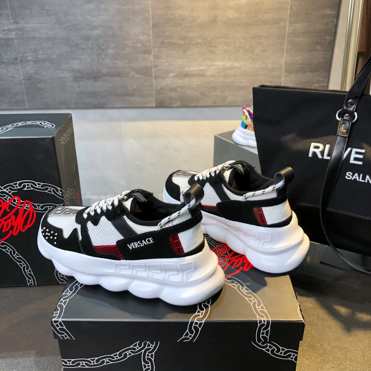 Versace Chain Reaction Zapatillas Chunky Negras, Blancas, Naranjas 2