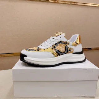 Versace Chain Reaction Medusa Print সোনালি অ্যাকসেন্ট সহ লাইফস্টাইল স্নিকার