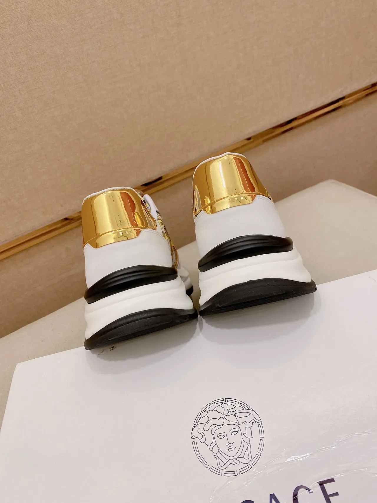 Versace Chain Reaction Medusa Print সোনালি অ্যাকসেন্ট সহ লাইফস্টাইল স্নিকার 3