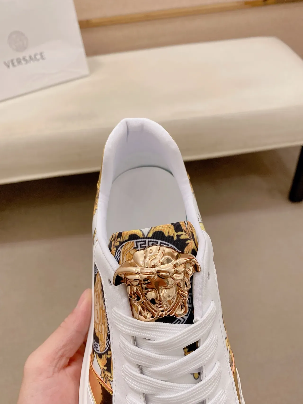 Versace Chain Reaction Medusa Print সোনালি অ্যাকসেন্ট সহ লাইফস্টাইল স্নিকার 4
