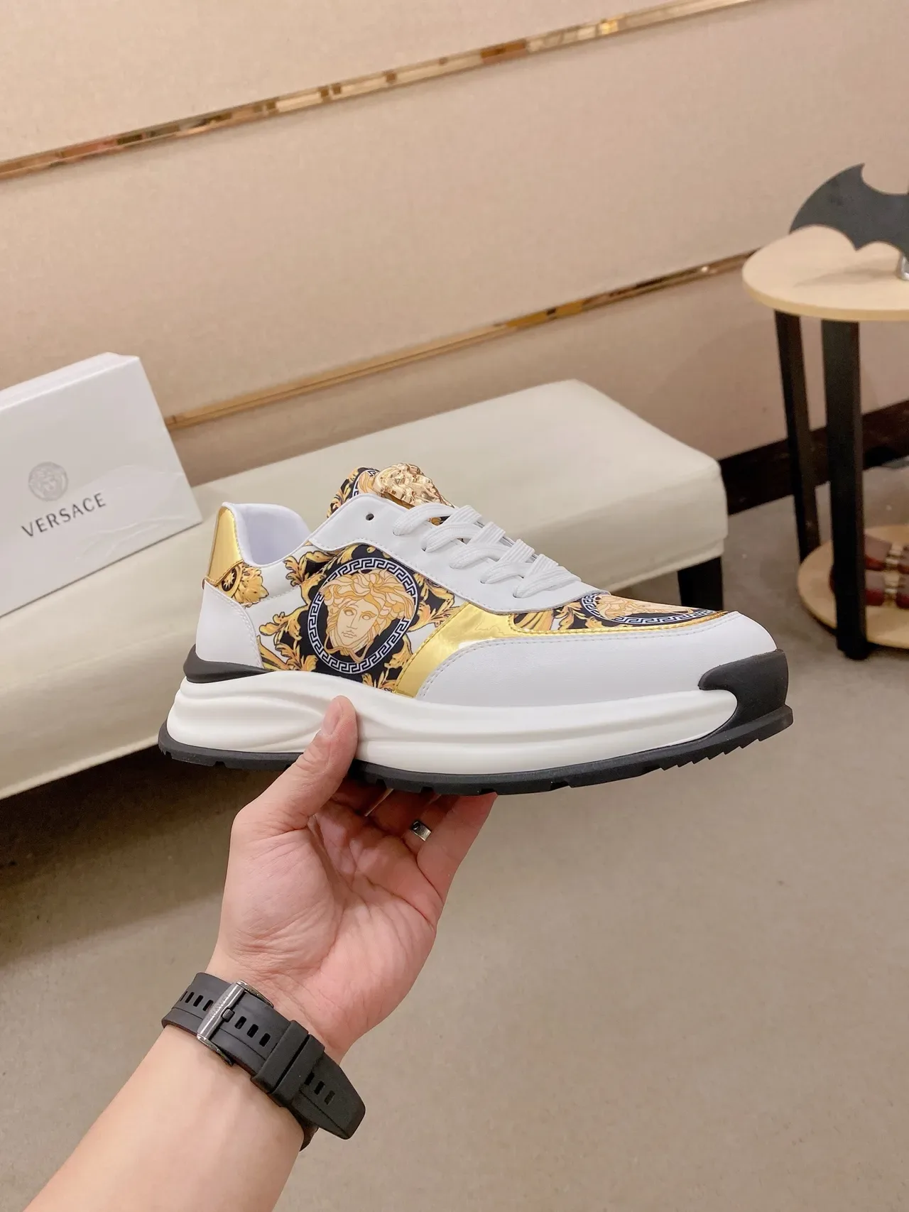 Versace Chain Reaction Medusa Print সোনালি অ্যাকসেন্ট সহ লাইফস্টাইল স্নিকার 5