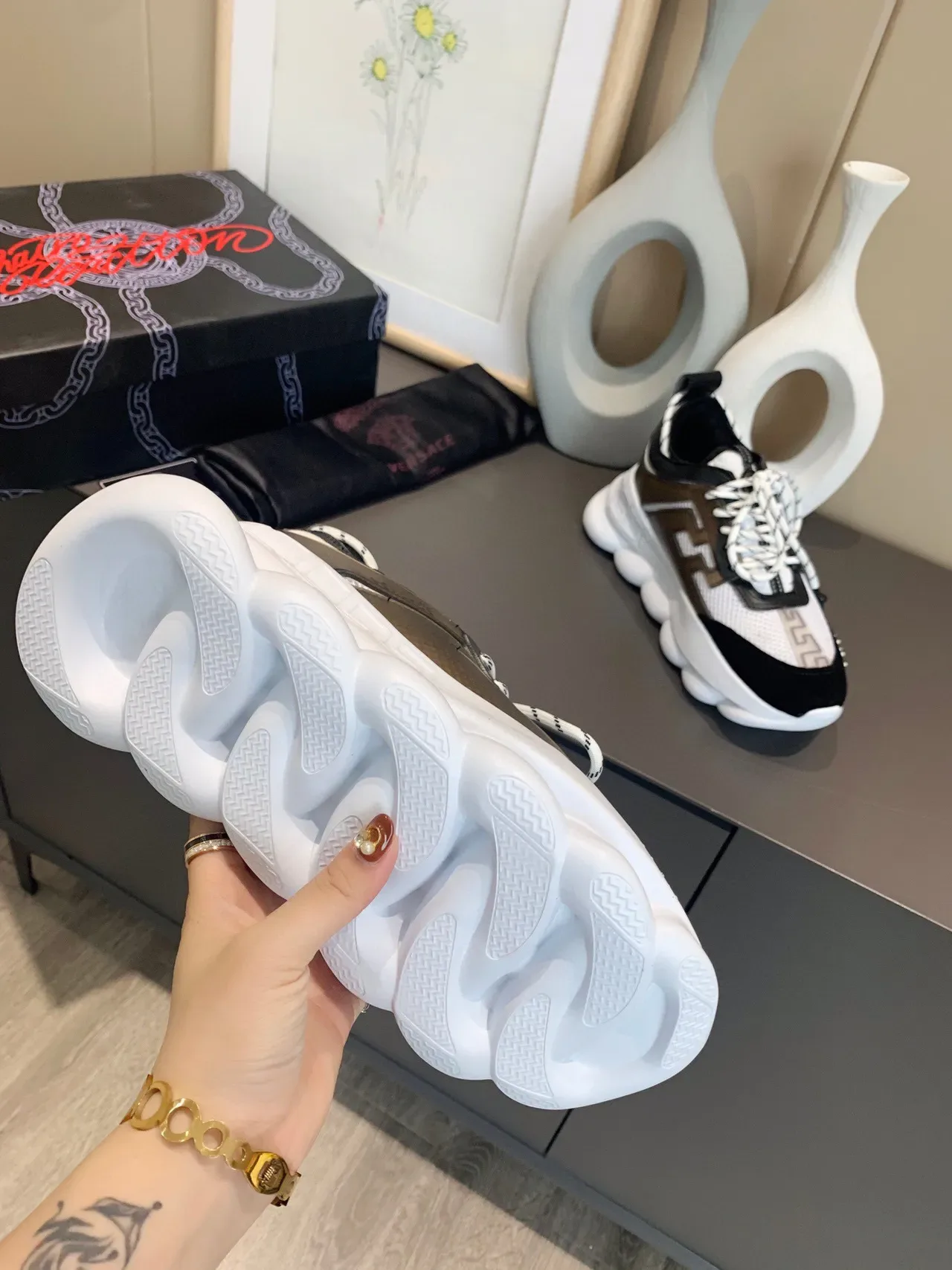 Versace Chain Reaction حذاء رياضي كوتشي سميك أبيض أسود بني 2