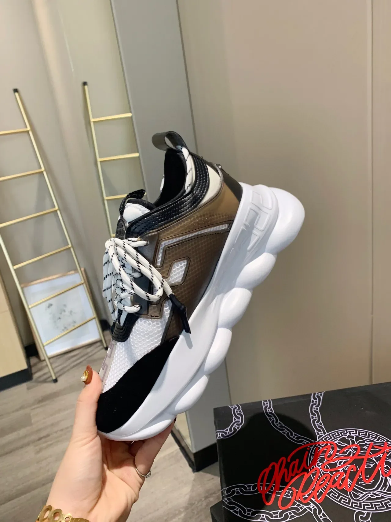 Versace Chain Reaction حذاء رياضي كوتشي سميك أبيض أسود بني 4